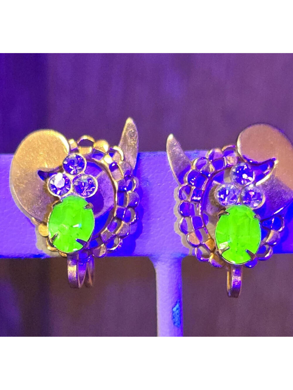 Vintage Gold Tone Screw Back Clip earrings Apple Green Uranium Glass Rhinestones
